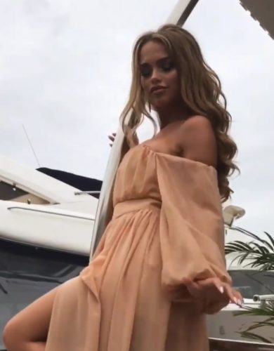 Mersin Kostümlü Escort Azra'dan Size Özel Hizmetler!
